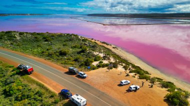 Hutt Gölünün çarpıcı renkleri ve çevreleyen manzaraları, nefes kesici bir hava perspektifi..