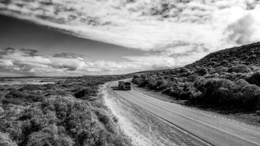 Batı Avustralya yolu boyunca giden yol..