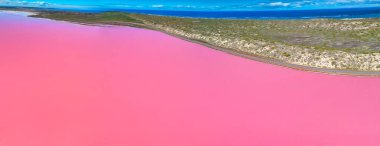 Hutt Gölünün çarpıcı renkleri ve çevreleyen manzaraları, nefes kesici bir hava perspektifi..