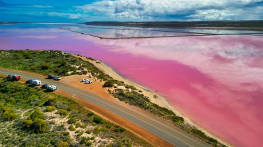 Hutt Gölü 'nün canlı pembe renkleri Batı Avustralya' nın doğal harikalarından biri olan yukarıdan çekildi..
