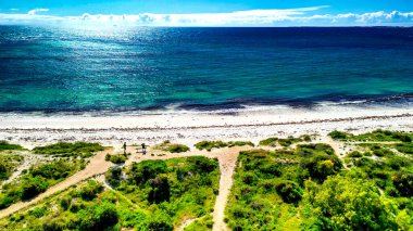 Batı Avustralya 'daki Jurien Körfezi yakınlarındaki Sandy Cape Reserve' in hava manzarasında el değmemiş kumsallar ve kumullar yer almaktadır..