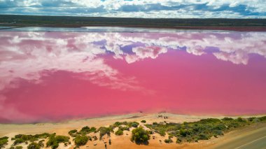 Hutt Gölünün çarpıcı renkleri ve çevreleyen manzaraları, nefes kesici bir hava perspektifi..