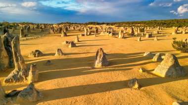 Günbatımında Pinnacles Çölü 'nün havadan görünüşü, Batı Avustralya.