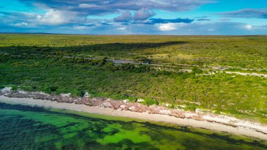 Batı Avustralya 'da doğa ile çevrili doğal bir rezervde çalışan arıcıların hava görüntüsü..