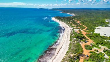 Batı Avustralya 'daki Jurien Körfezi yakınlarındaki Sandy Cape Reserve' in hava manzarasında el değmemiş kumsallar ve kumullar yer almaktadır..