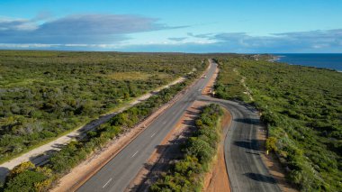 Batı Avustralya 'da doğa ile çevrili doğal bir rezervde çalışan arıcıların hava görüntüsü..