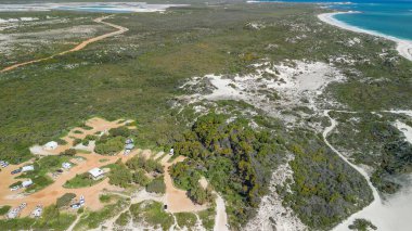 Yukarıdan Jurien Körfezi 'nden Sandy Cape Reserve: Turkuaz suları ve kumlu kıyıları olan sakin bir kaçış.
