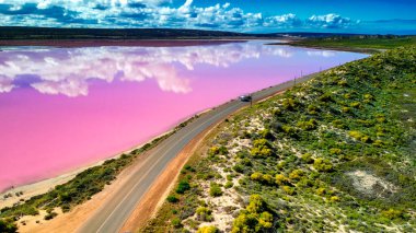 Hutt Gölü 'nün canlı pembe renkleri Batı Avustralya' nın doğal harikalarından biri olan yukarıdan çekildi..