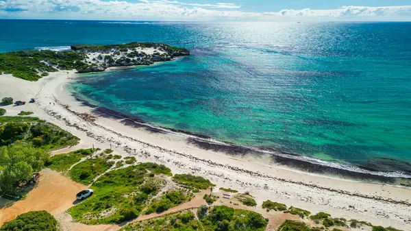 Batı Avustralya 'daki Jurien Körfezi yakınlarındaki Sandy Cape Reserve' in hava manzarasında el değmemiş kumsallar ve kumullar yer almaktadır..