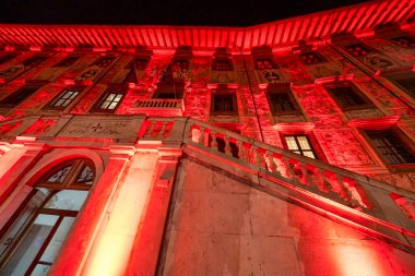 Piazza dei Cavalieri Pisa, İtalya 'daki Palazzo della Carovana Gece Manzarası.