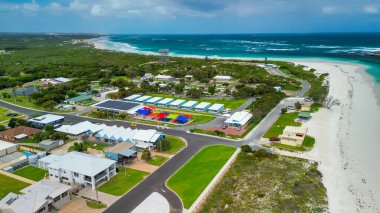 Batı Avustralya 'daki berrak mavi sularla Lancelin' in sahil şeridi ve kasabasının nefes kesici görüntüsü..