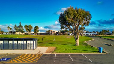 Kalbarri kıyı manzarası ve şehir ilkbaharda yukarıdan ele geçirildi..