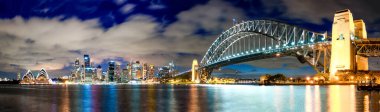 Sydney, Avustralya - 5 Kasım 2015 Sydney Limanı 'nın muhteşem panoramik gece silueti.