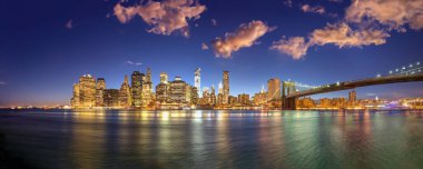 New York City gece lambaları. Brooklyn Köprüsü 'nden Lower Manhattan ve Brooklyn Köprüsü manzarası.