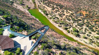 Batı Avustralya 'daki engebeli kanyona bakan Kalbarri Skywalk' un nefes kesici kuş bakışı görüntüsü..