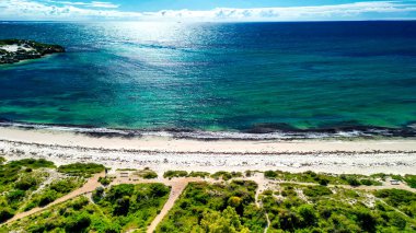 Yukarıdan Jurien Körfezi 'nden Sandy Cape Reserve: Turkuaz suları ve kumlu kıyıları olan sakin bir kaçış.