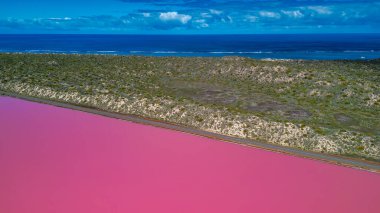 Hutt Gölünün çarpıcı renkleri ve çevreleyen manzaraları, nefes kesici bir hava perspektifi..