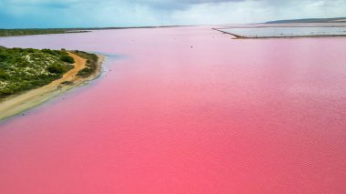 Hutt Gölünün çarpıcı renkleri ve çevreleyen manzaraları, nefes kesici bir hava perspektifi..