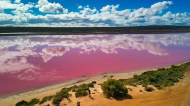 Hutt Gölünün çarpıcı renkleri ve çevreleyen manzaraları, nefes kesici bir hava perspektifi..