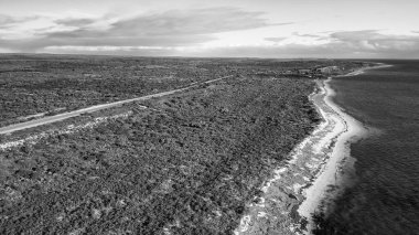 Batı Avustralya 'da doğa ile çevrili doğal bir rezervde çalışan arıcıların hava görüntüsü..