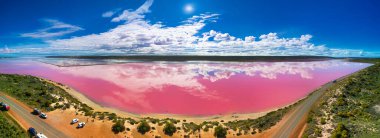 Hutt Gölü 'nün havadan görünüşü, Batı Avustralya, Port Gregory' deki büyüleyici pembe göl..