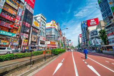 Tokyo, Japonya - 1 Haziran 2016: Güneşli bir günde Shinjuku 'da sokaklar ve binalar.