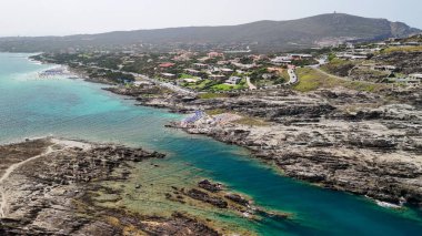 Sardunya 'daki tarihi Torre della Pelosa ve La Pelosa' nın çarpıcı insansız hava aracı görüntüleri..