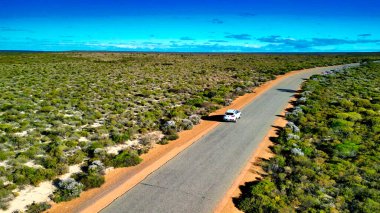 Avustralya 'nın vahşi taşralarını arabayla araştırırken, yukarıdan çarpıcı bir ayrıntıyla yakalandı..