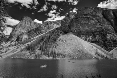 Huzurlu Güzellik - Moraine Gölü 'nün Yansıtıcı Suları Etrafı Rocky Dağlarıyla çevrili.