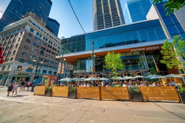 Calgary, Alberta - 10 Temmuz 2024: Şehir sokakları ve binaları gün batımında.