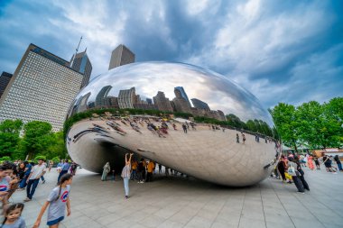 Chicago, IL - 24 Temmuz 2024: Bulut Kapısı Halk Heykeli, Millennium Park 'taki Grainger Plaza' nın en önemli eseridir.