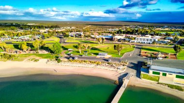 Batı Avustralya 'da Kalbarri sahil şeridi ve canlı şehir manzaralı bahar havası..