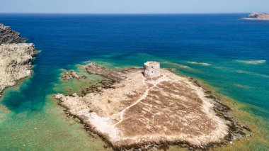 Sardunya 'daki Torre della Pelosa ve La Pelosa Sahili' nin nefes kesici manzarası.