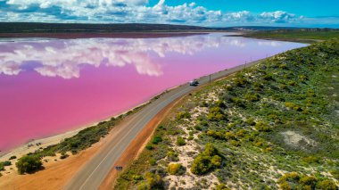 Hutt Gölü 'nün canlı pembe renkleri Batı Avustralya' nın doğal harikalarından biri olan yukarıdan çekildi..