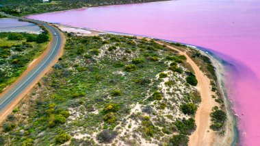 Hutt Gölü 'nün canlı pembe renkleri Batı Avustralya' nın doğal harikalarından biri olan yukarıdan çekildi..