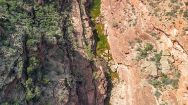 Z Bend 'in nefes kesici hava perspektifi, Kalbarri Ulusal Parkı' nda eşsiz bir kanyon özelliği..