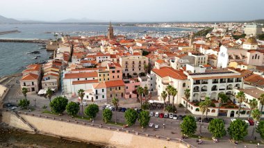 Güneşli bir yaz öğleden sonra Alghero, Sardinya 'nın çarpıcı hava manzarası.