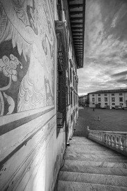 Knights Square Pisa, İtalya 'daki Palazzo della Carovana Gece Vakti Aydınlandı.