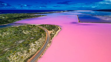 Hutt Gölünün çarpıcı renkleri ve çevreleyen manzaraları, nefes kesici bir hava perspektifi..