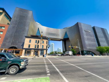 Calgary, Alberta - 10 Temmuz 2024: Calgary gökdelenleri ve trafik manzarası.