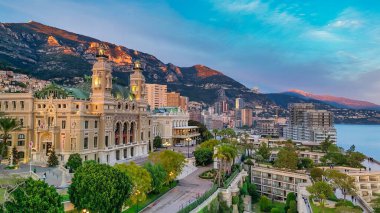 Montecarlo 'da. Gün batımında Monako 'nun gökyüzü manzarası.
