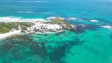 Jurien Körfezi 'ndeki Sandy Cape Reserve' in çarpıcı insansız hava aracı perspektifi dokunulmamış sahil güzelliğini gözler önüne seriyor..