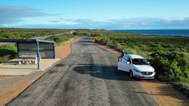 Batı Avustralya 'nın el değmemiş vahşi doğasında arıcılık rezervi için çarpıcı bir hava aracı perspektifi.
