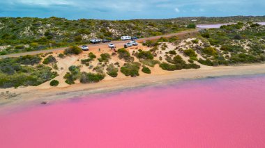 Hutt Gölünün çarpıcı renkleri ve çevreleyen manzaraları, nefes kesici bir hava perspektifi..
