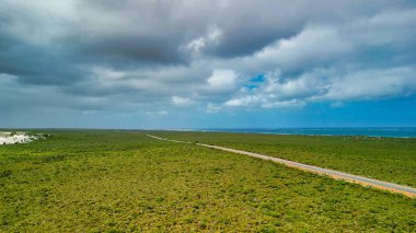 Lancelin 'in Batı Avustralya' daki geniş kum tepelerinin ve sahil şeridinin göz alıcı kuş bakışı görüntüsü..