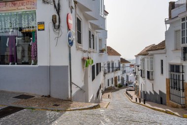 Medina Sidonia, İspanya - 9 Nisan 2023: Pueblo Blanco 'nun şehir sokakları ve beyaz evleri.
