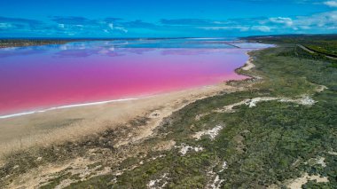 Hutt Gölünün çarpıcı renkleri ve çevreleyen manzaraları, nefes kesici bir hava perspektifi..