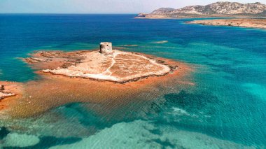 Sardunya 'daki tarihi Torre della Pelosa ve La Pelosa' nın çarpıcı insansız hava aracı görüntüleri..