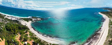 Yukarıdan Jurien Körfezi 'nden Sandy Cape Reserve: Turkuaz suları ve kumlu kıyıları olan sakin bir kaçış.