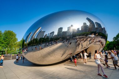 Chicago, IL - 26 Temmuz 2024: İnsanlar Millennium Park 'taki Bulut Kapısı boyunca bir yaz öğleden sonrasının keyfini çıkarıyorlar.